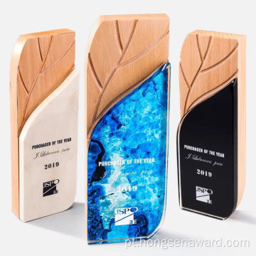 troféu de madeira com cristal